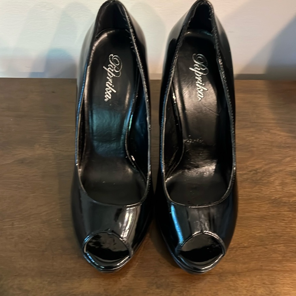Paprika Platform Open Toed Black Patent Leather 4.5" Heels .5" platform Size 7.5